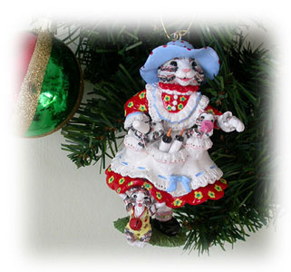 Momma Cat and babies - polymer clay necklace or figurines Momma Cat and babies - polymer clay necklace or figurines
